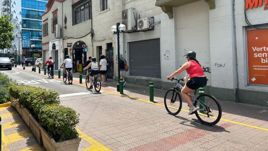 Lima: Sightseeing Bike Tour with Food and Drink Tastings - The guide makes a real difference
