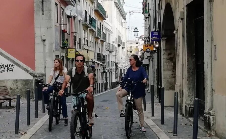 Lisbon: 7 Hills Panoramic Guided Tour by E-Bike - What the guide adds to the four-hour route