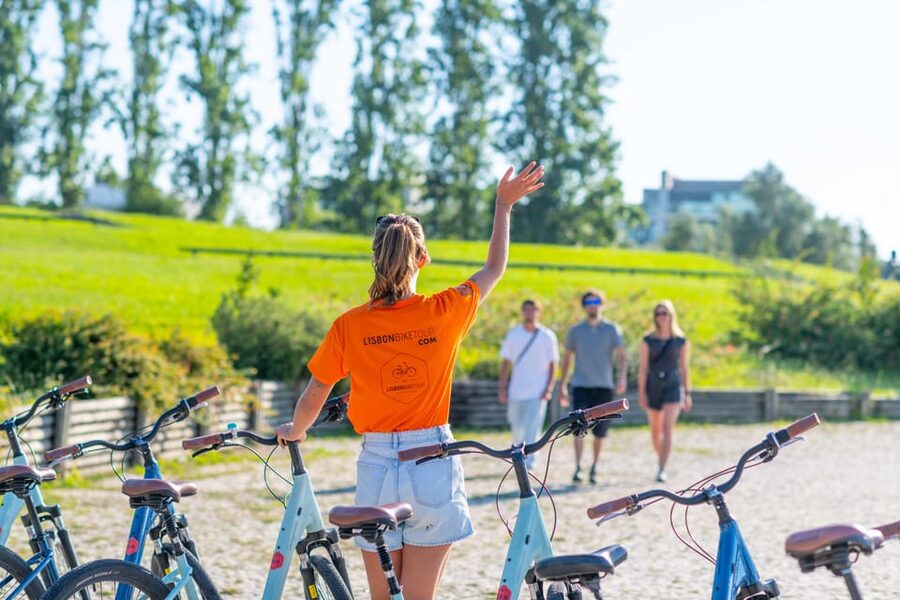 Lisbon Bike Tour: Langs de rivier van Belém naar Lissabon - Doca de Santo Amaro to Cais do Sodré