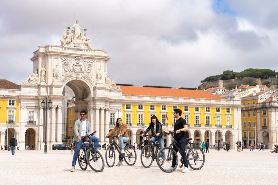 Lisbon: Guided Bike Tour, Helicopter Flight, and Boat Trip - Praça do Comércio and the move to two wheels