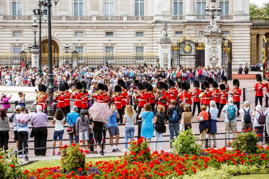 London: Classic Gold 3.5-Hour Bike Tour - Covent Garden street theater and a mid-tour pause