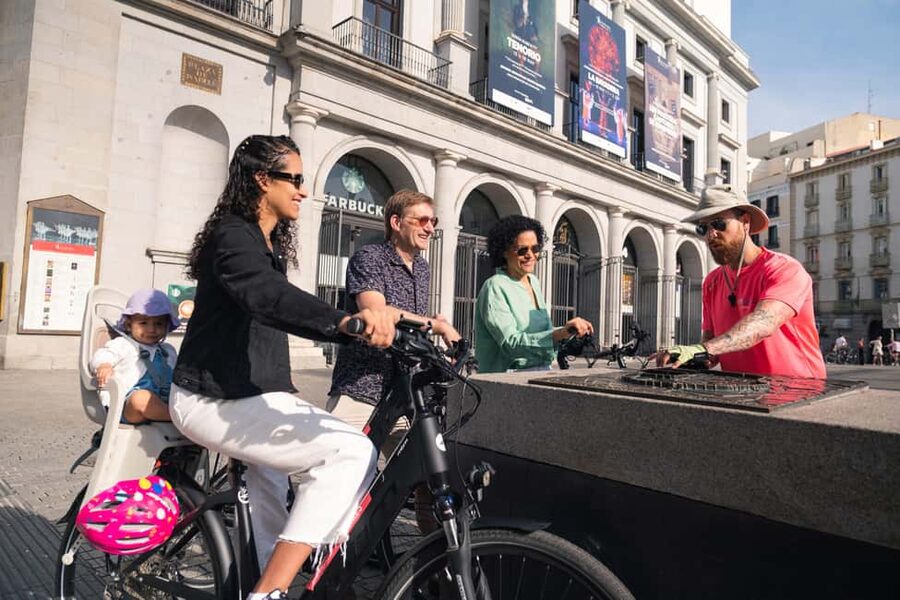 Madrid: 3 h. Guided Highlights Bike Tour with Optional Tapas - Plaza de la Villa and Mercado de San Miguel