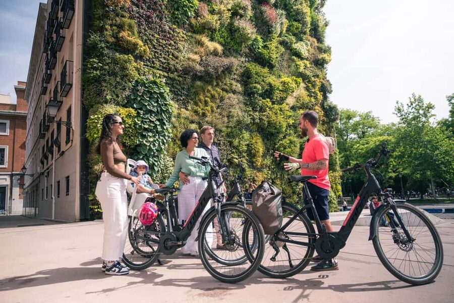 Madrid: 3 h. Guided Highlights Bike Tour with Optional Tapas - CaixaForum and the Prado