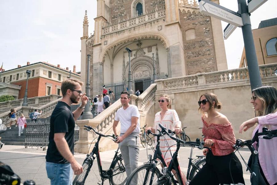 Madrid: 3 h. Guided Highlights Bike Tour with Optional Tapas - Retiro Park gives the ride room to breathe