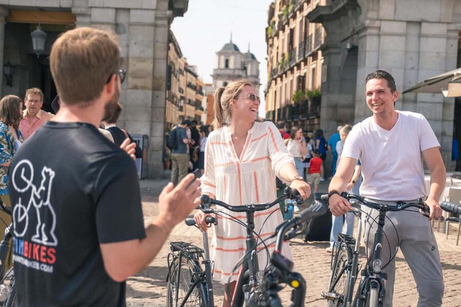 Madrid: 3 h. Guided Highlights Bike Tour with Optional Tapas - Puerta de Alcalá, Cibeles, and the final approach