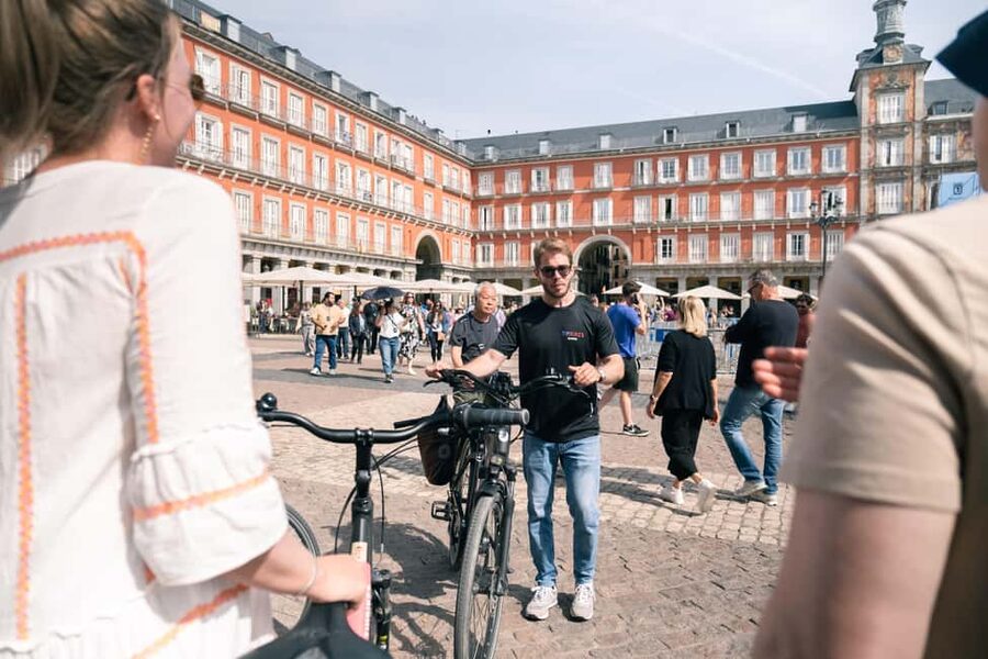 Madrid: 3 h. Guided Highlights Bike Tour with Optional Tapas - What the guides add to the experience