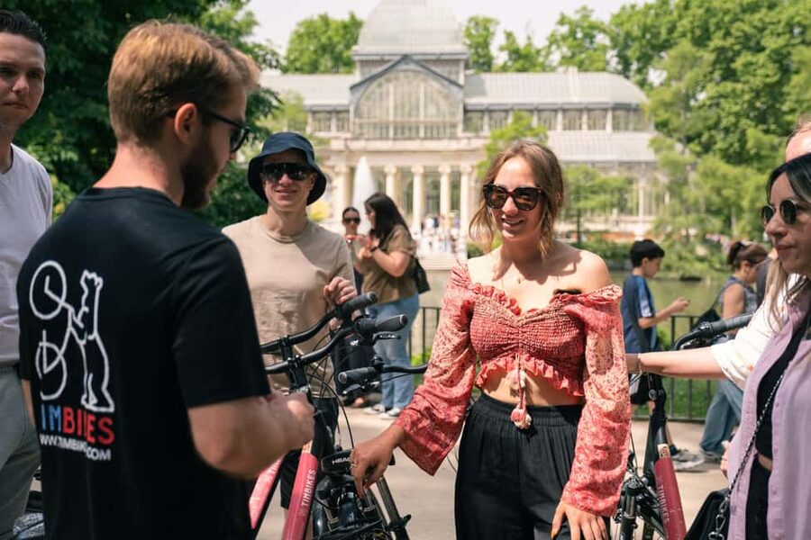 Madrid: 3 h. Guided Highlights Bike Tour with Optional Tapas - Plaza de Oriente and the royal quarter