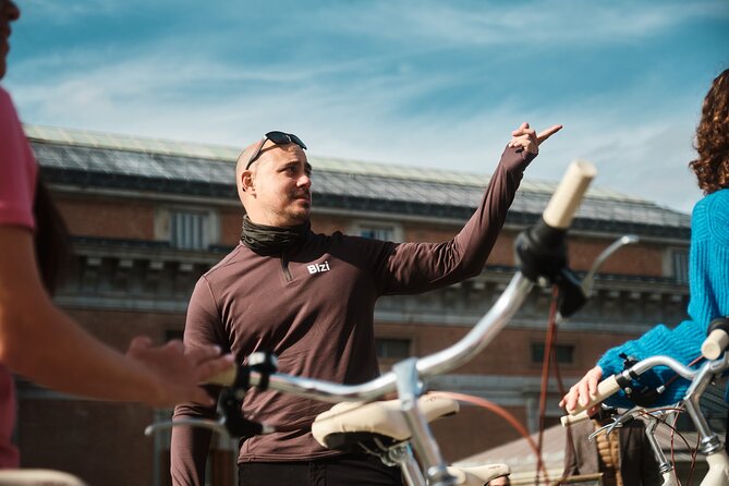 Madrid: City Highlights Guided Vintage Bike Tour - Why a vintage bicycle works so well in Madrid