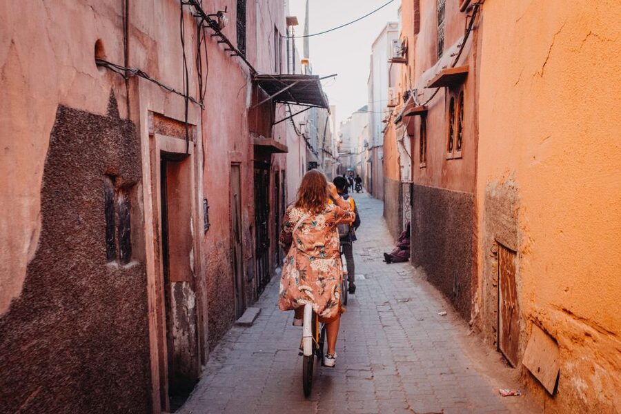 Marrakech: Cultural Bicycle Tour with Pastry and Tea - Crossing into Gueliz and Hivernage