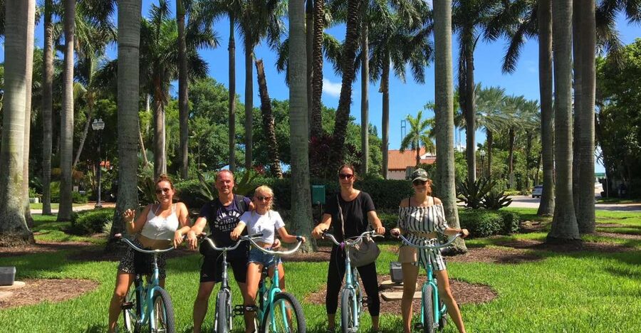 Miami: South Beach Bike Rental - A pause at the Versace Mansion
