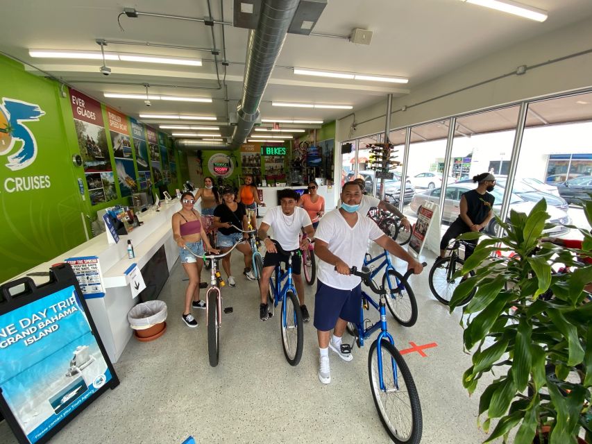 Miami: South Beach Bike Rental - Picking up the cruiser on Washington Avenue