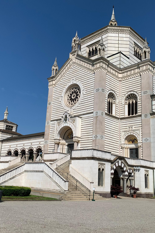 Milan: City Highlights Bike Tour - The Duomo and Galleria Vittorio Emanuele II
