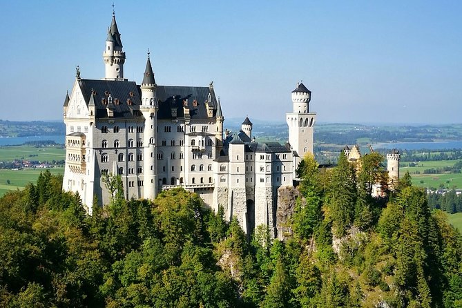 Neuschwanstein Castle by Bus Incl. Bike Ride or Hohenschwangau - Cycling Around Schwansee