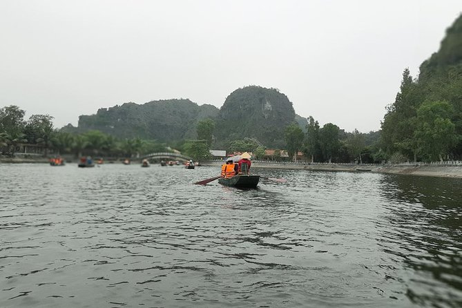 Ninh Binh Full-Day Tour from Hanoi to Hoa Lu, Tam Coc & Mua Cave Via Boat & Bike - Guides, road time, and group-tour rhythm