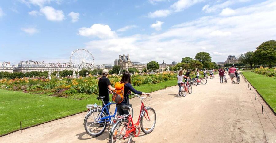 Paris Bike Tour: Eiffel Tower, Place de la Concorde & More - The Eiffel Tower stop and Seine views
