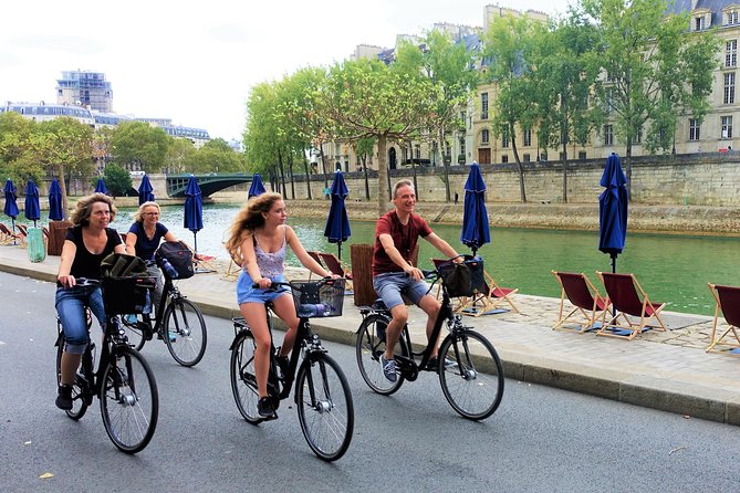 Paris: Charming Nooks and Crannies Bike Tour - Meeting at City Hall and getting onto the bikes