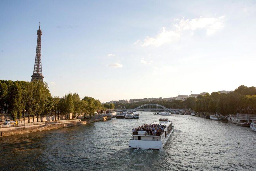 Paris Evening Snapshot Bike Tour - Riding safely in Paris traffic