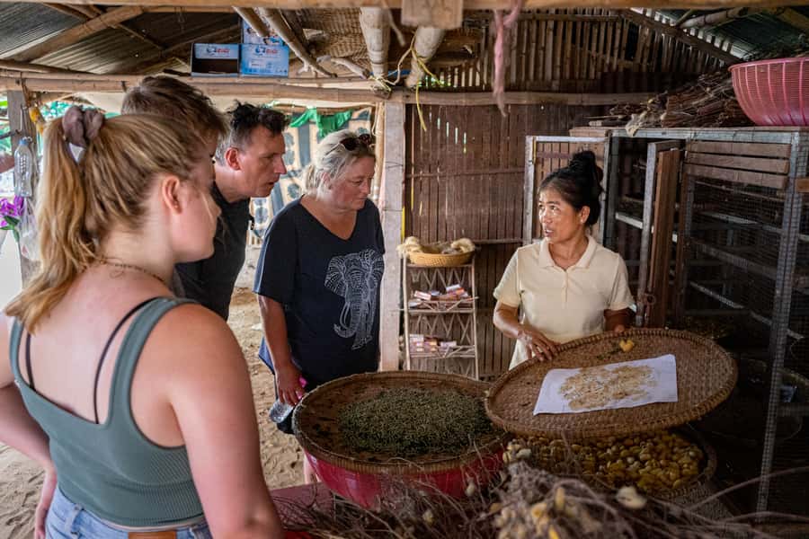 Phnom Penh: Silk Islands Half-Day Bike Tour - Silk weaving and a tradition passed from parent to child