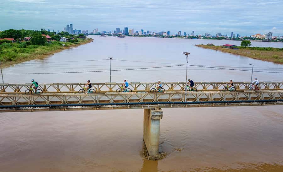 Phnom Penh: Silk Islands Half-Day Bike Tour - Koh Oknha Tei Market and the first village stops