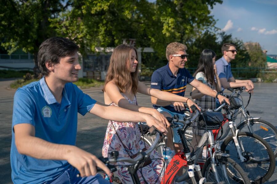 Prague: Bike or E-Bike City Tour with A Local Guide - Queen Anne’s Summer Palace and Prague Castle
