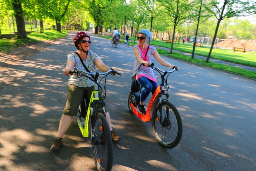 Prague: Highlights Tour on e-Scooter or eBike - What the guides add