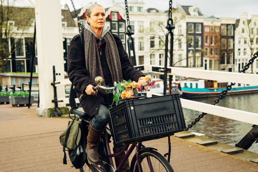 Private Amsterdam Bike Tour with a Local - Finding a quiet courtyard and the Homomonument