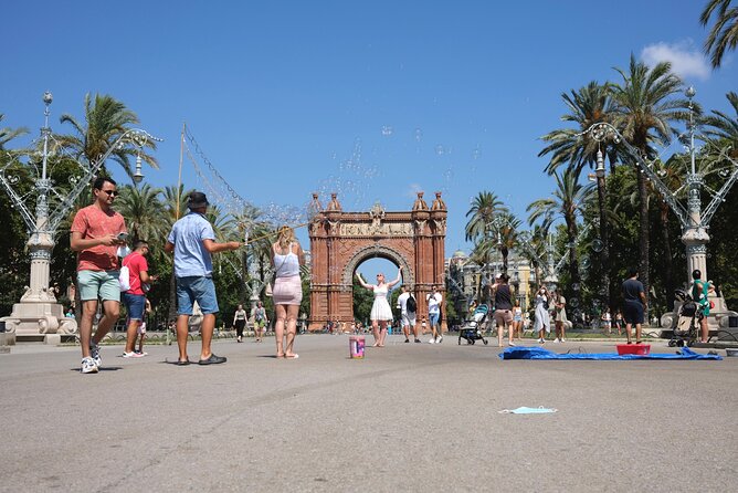 Private discovery bike tour of Barcelona - Starting under the lamps of Plaça Reial