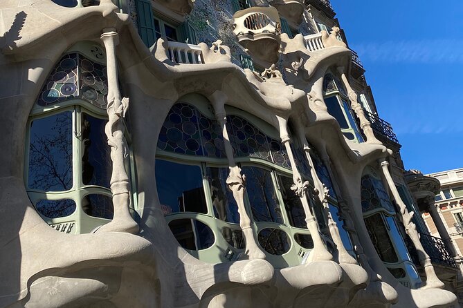 Private discovery bike tour of Barcelona - Sagrada Família, seen with useful context