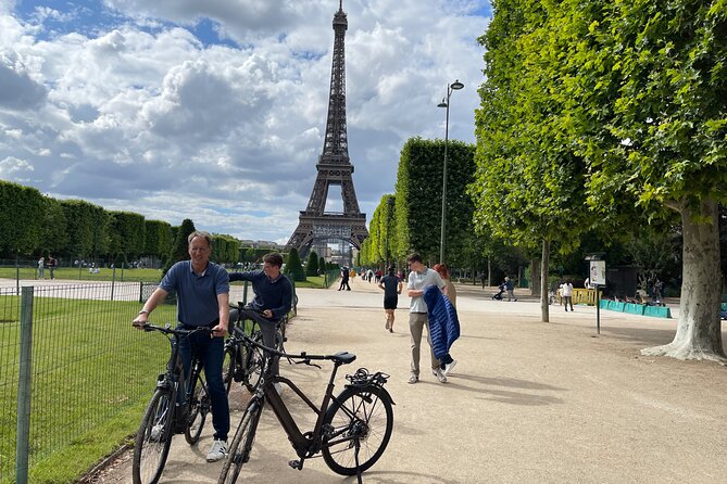 Private Paris E-bike city highlights tour - Passing the Louvre without losing half a day
