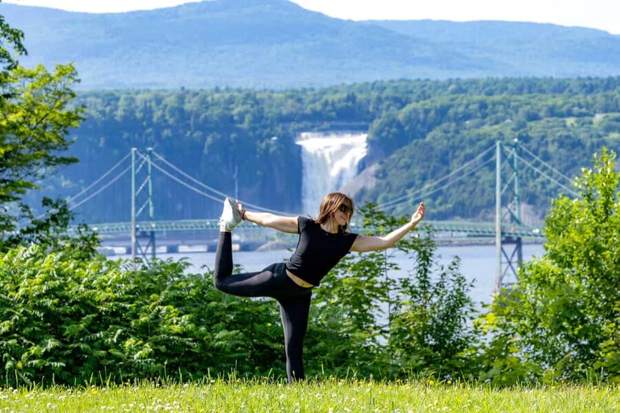Quebec City: Ile d'Orléans Guided E-Bike Tour with Tastings - A manor garden and a glimpse of island history