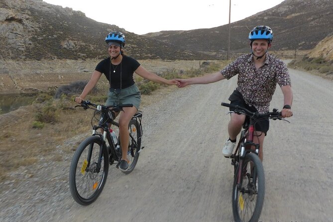 Romantic Cycling Tour with Private Picnic at the beach - The lantern-lit picnic and house wine