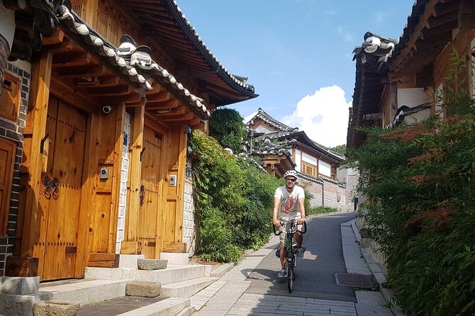 Seoul E-bike Tour - Starting at Jongno with time to get set up