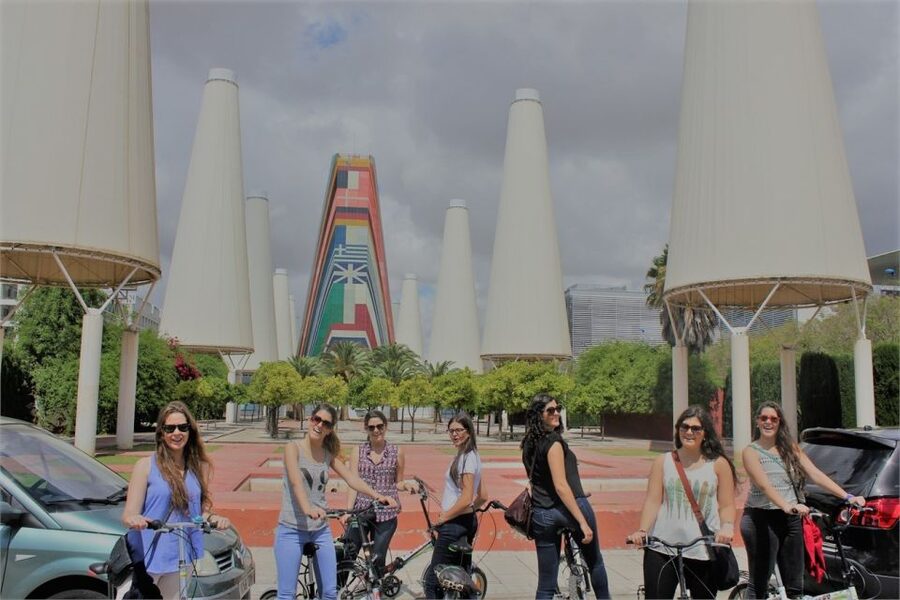 Seville: Highlights Bike Tour with Local Guide - Price, group size, and the extra bike time