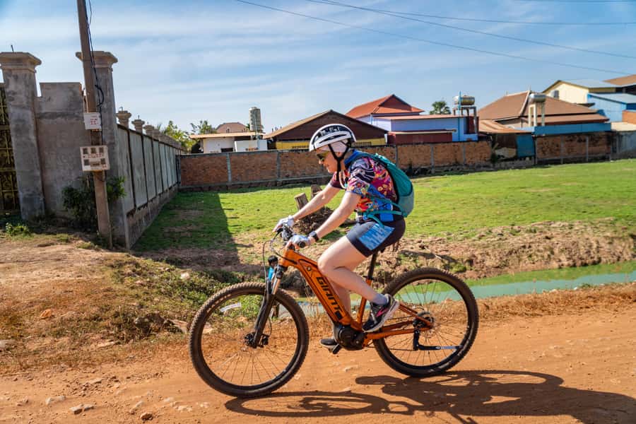 Siem Reap: Guided Countryside Bike Tour - A market, snacks, and everyday trade