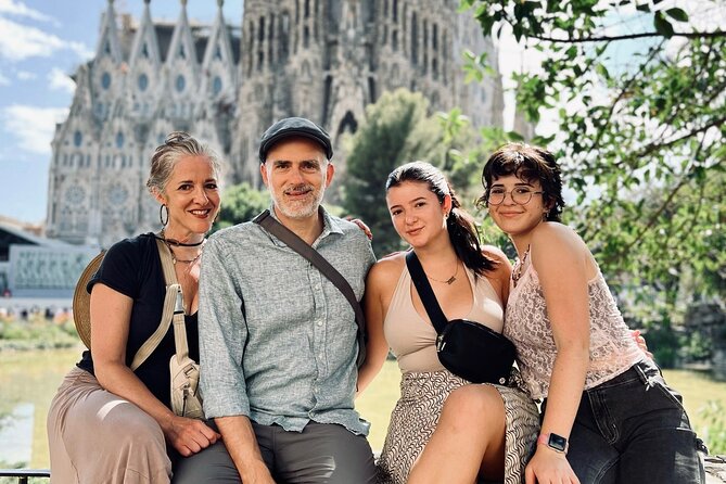 Sightseeing by Bike & Photo Shooting - Ciutadella Park and the Arc de Triomf
