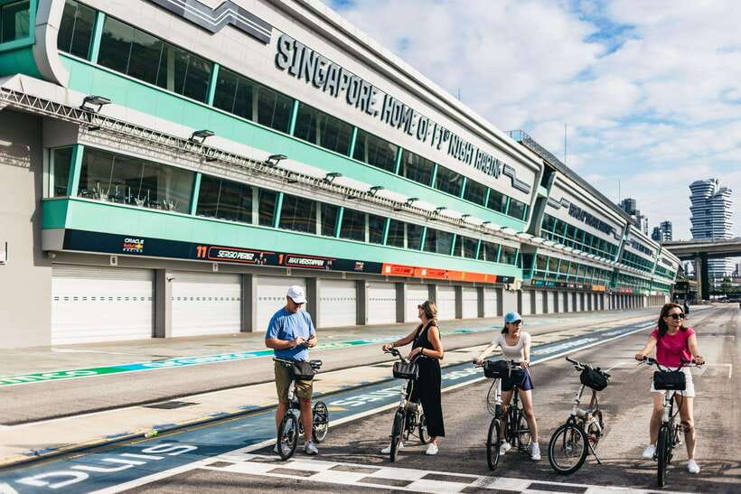 Singapore: Lion City Highlights Bike Tour - Merlion Park and the required Singapore photograph