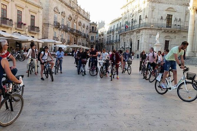 Siracusa tour on high tech bike - Corso Matteotti and Via Roma show two sides of Ortigia
