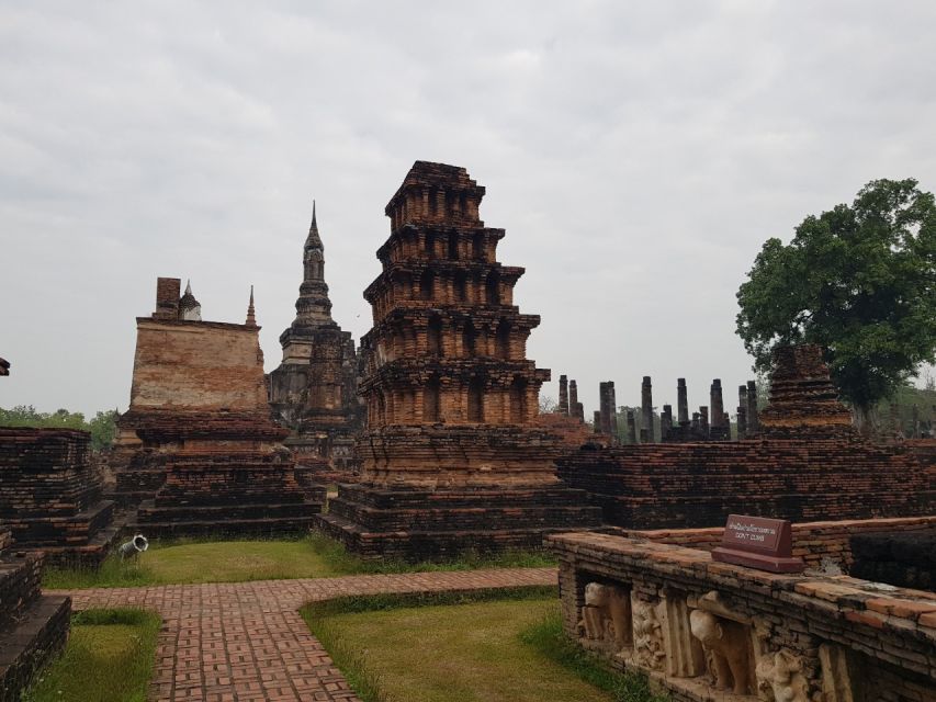 Sukhothai: Full-Day Historical Park Cycling Tour with Lunch - What the guide adds to the temples