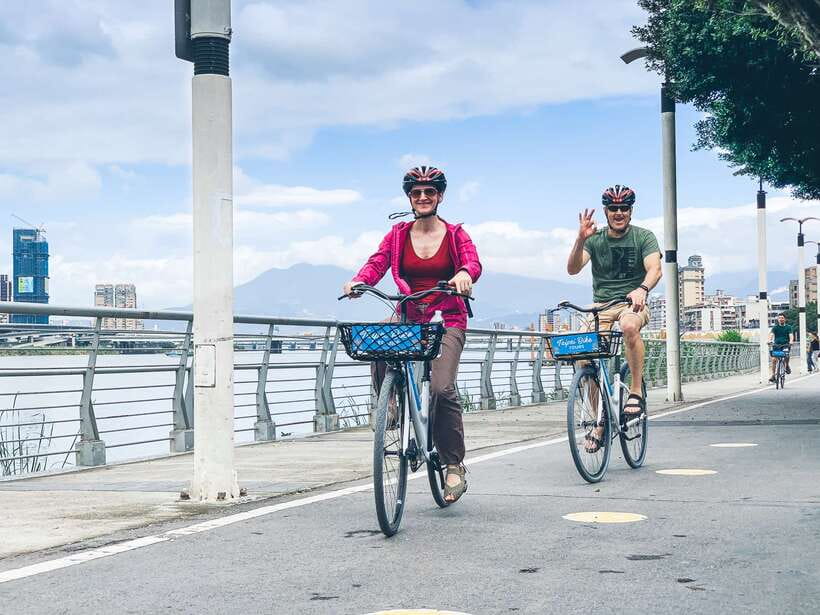 Taipei: 4-Hour Morning City Cycling Tour with Breakfast - ShuangLian Market and WenChang Temple