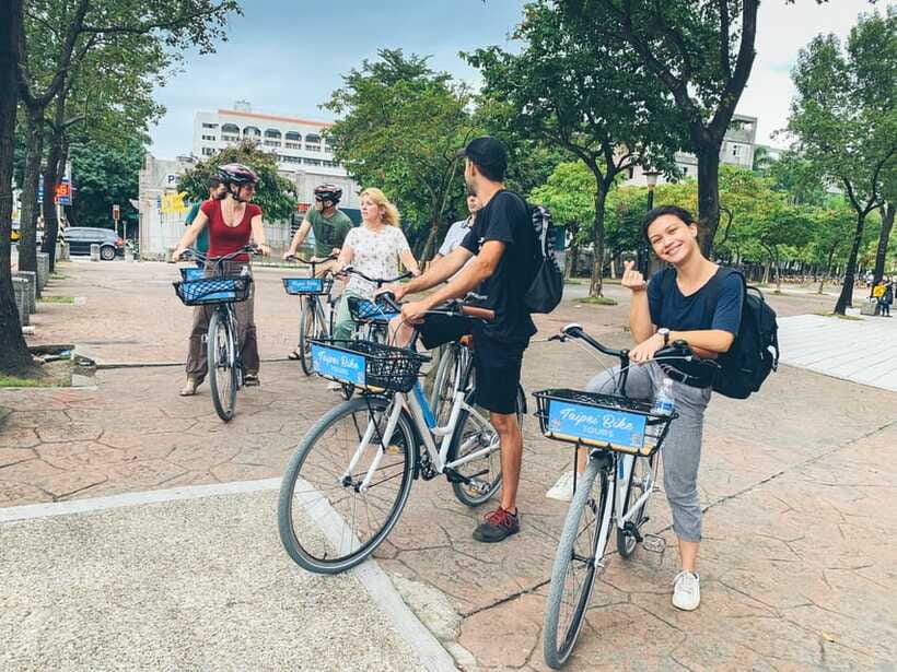 Taipei: 4-Hour Morning City Cycling Tour with Breakfast - East Gate and the Presidential Office Building