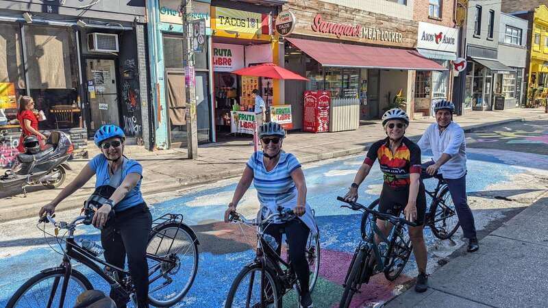 Toronto: Heart of Downtown 3.5-Hour Bike Tour - Why a bicycle is the right Toronto introduction