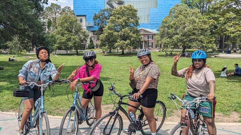 Toronto: Heart of Downtown 3.5-Hour Bike Tour - From Union Station to the CN Tower and sports district