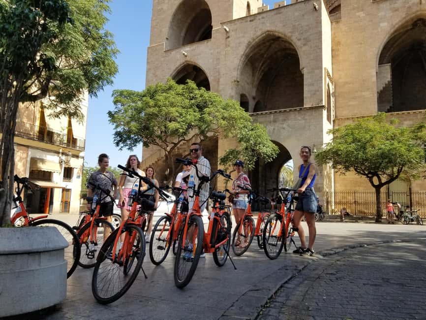 Valencia: Immersive Bike & E-Bike Storytelling Tour - Starting in Ruzafa and getting your bearings