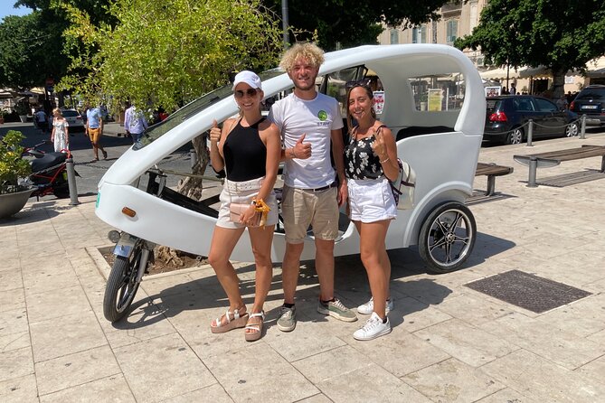 Velobike tour ecologico guidato con soste per visitare i monument - Aretusa Fountain and the waterfront side of Ortigia