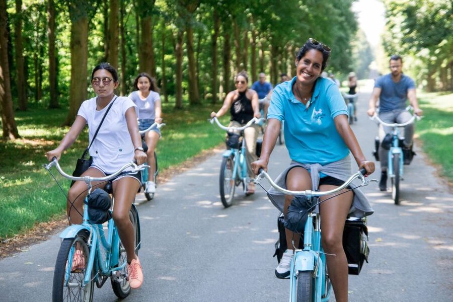 Versailles Bike Tour with Palace & Queen Farm Entrance - A picnic beside the water