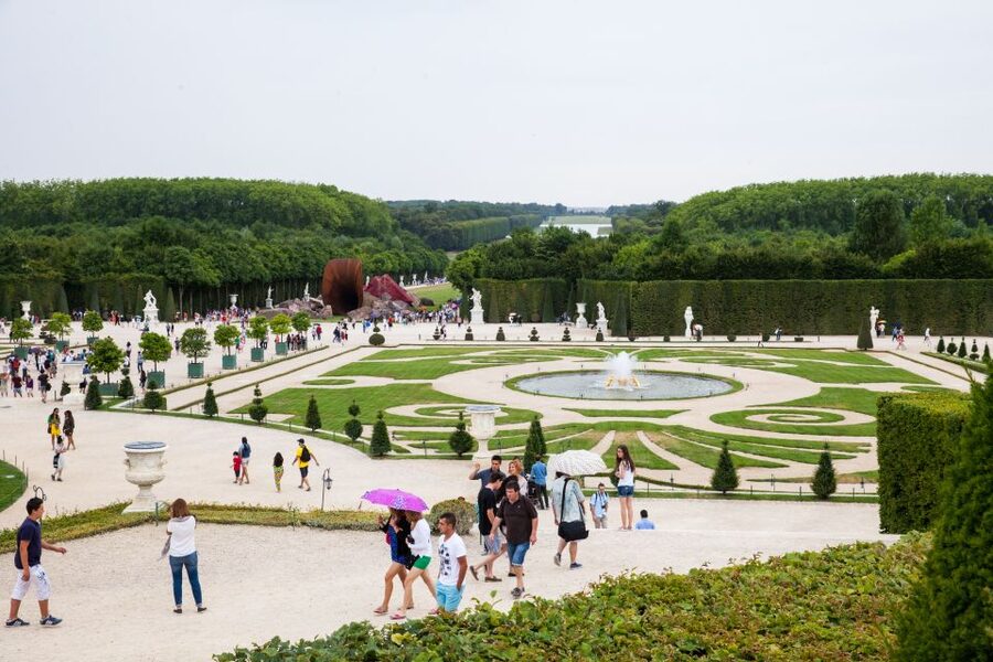 VIP Versailles Bike Tour & Kings Apartment Tour - Entering the palace with special access