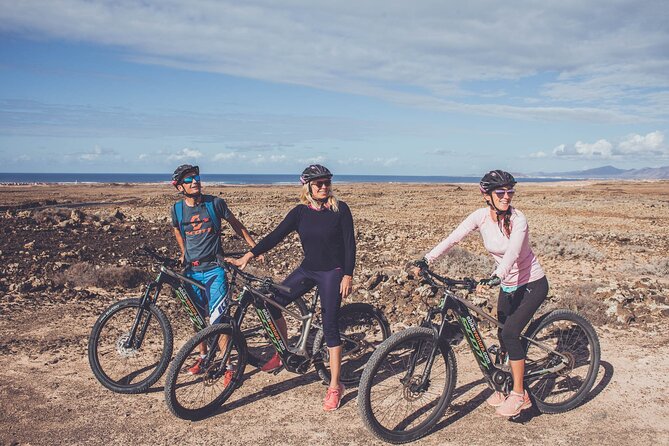 Volcanic Discovery PREMIUM eBike Tour: 35 km - Popcorn Beach and its unusual shore
