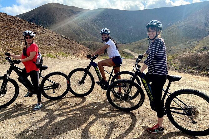 Volcanic Discovery PREMIUM eBike Tour: 35 km - Who will enjoy this most