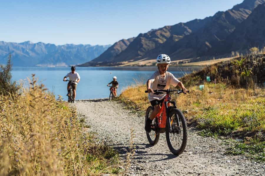 Wānaka: Gladstone Track and Wanaka Trails on Bike or eBike - From Wānaka to Lake Hāwea by luxury shuttle