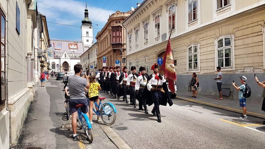 Zagreb: 2.5-Hour Highlights Bike Tour - Dolac Market gives the tour local flavor
